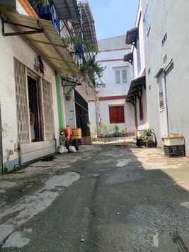 Nhà hẻm Thạnh Lộc 29, nhà đang tu sửa sạch sẽ.