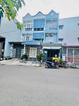 Bán nhà mặt tiền hẻm 8m Đào Tông Nguyên, Nhà Bè, DT 3,3 x 13m, 3 lầu. Giá 2,99 tỷ