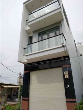 NHÀ Đ PJ 3 TẦNG, XE HƠI NGỦ TRONG NHÀ