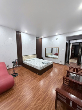 NHƯỢNG NHÀ NGHỈ Ở ĐỖ QUANG 4 TẦNG, FULL ĐỒ, VỊ TRÍ ĐẸP, GIẤY TỜ ĐẦY ĐỦ