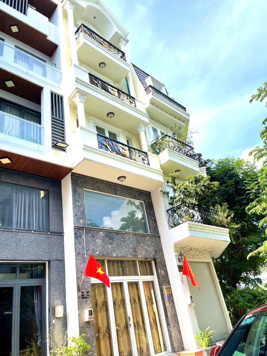 Cho thuê nhà 4 lầu đường 8m Hoàng Quốc Việt, Q7. Giá 20 triệu/ tháng.
