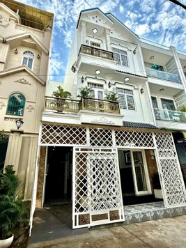 Cần bán nhà Full nội thất hẻm xe hơi Nguyễn Bình, Nhà Bè, DT 6,5 x13m. Giá 6,2 tỷ